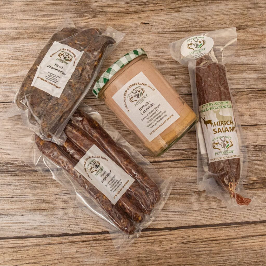 Verschiedene Wurstwaren in Verpackungen, darunter Salami und andere Fleischprodukte.