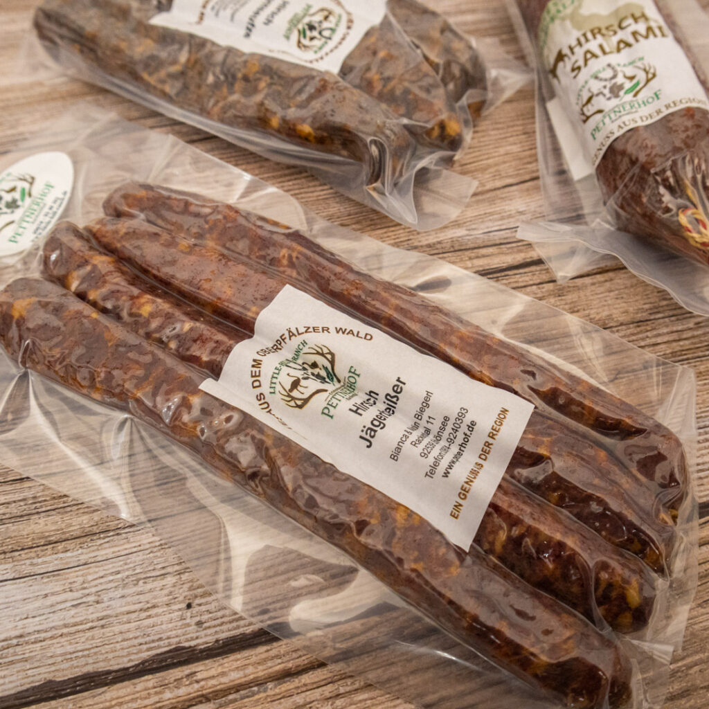 Verpackte Jägerbeißer und andere Wurstwaren in durchsichtigen Tüten vom Pettnerhof.