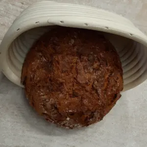 Ein Laib Zwiebelbrot im Brotkorb