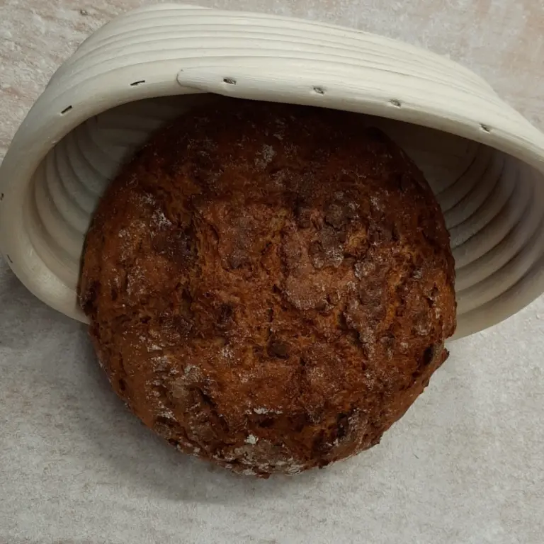 Ein Laib Zwiebelbrot im Brotkorb