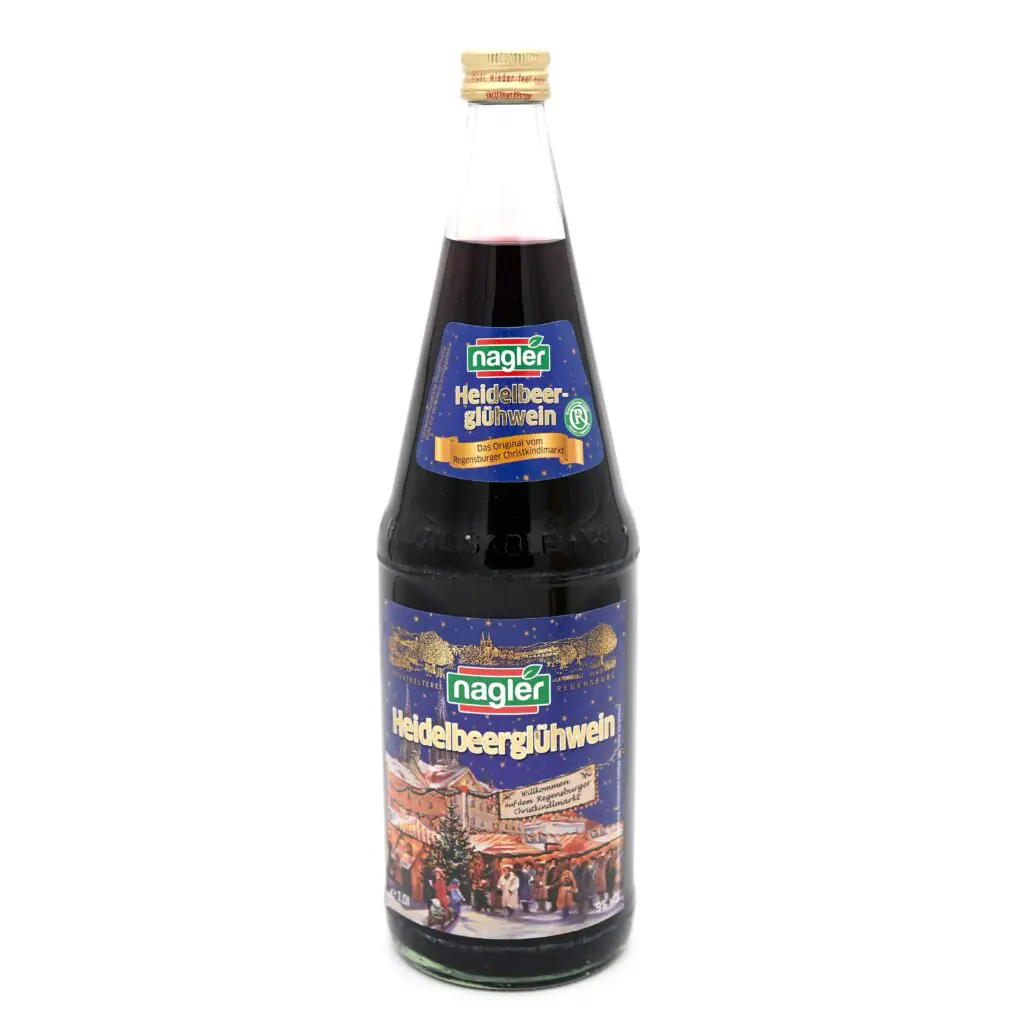 Dunkler Heidelbeerglühwein in Glasflasche mit goldenem Deckel