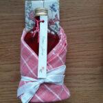 Rosenblütensirup in der Küchentuch-Geschenkverpackung