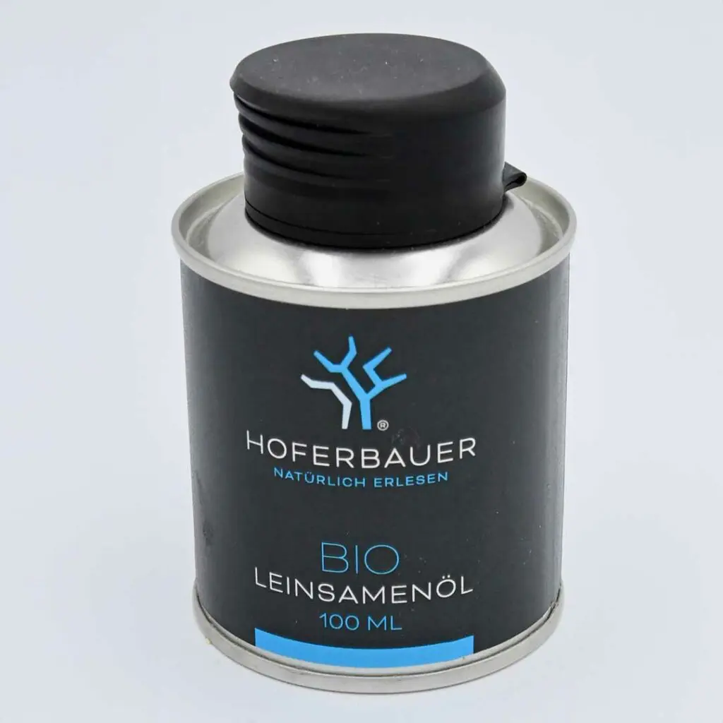 Leinsamenöl in schwarzer Blechdose