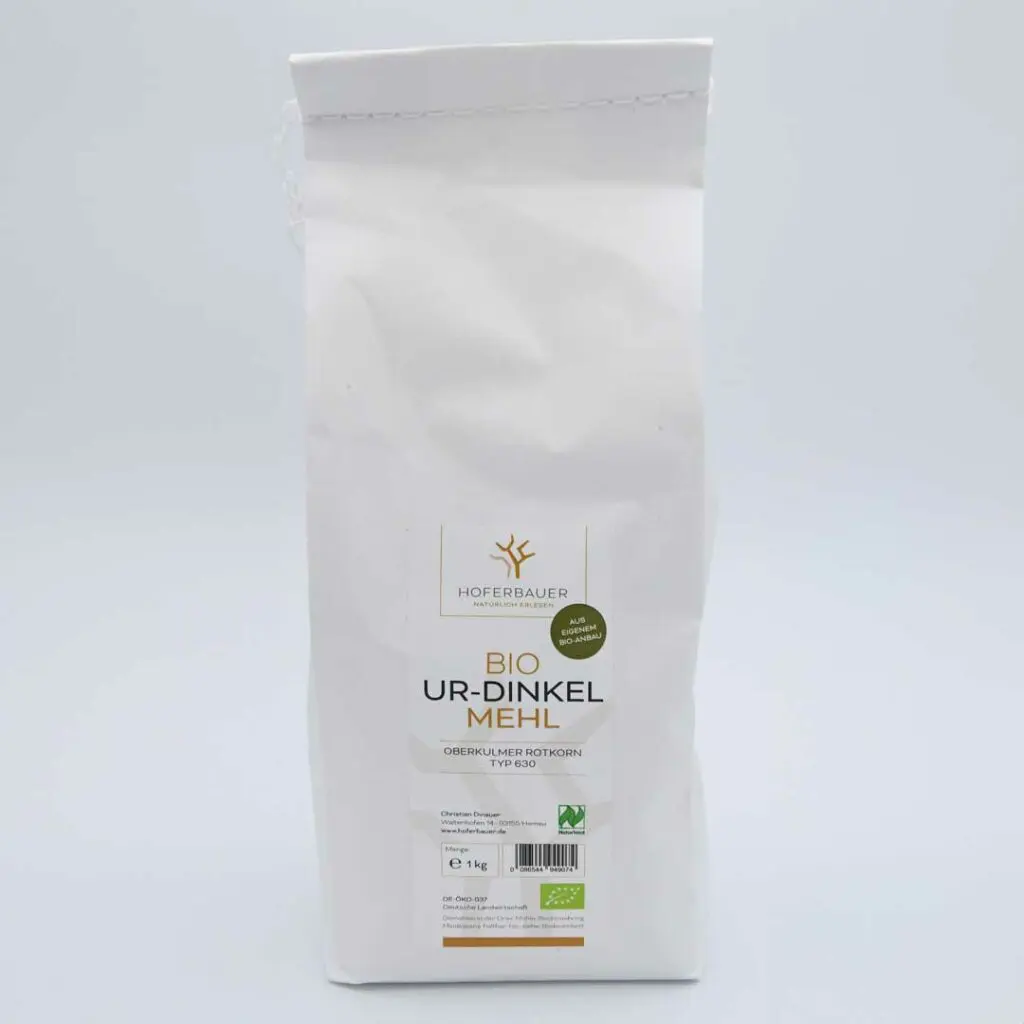 Eine Tüte Ur-Dinkelmehl in weißer Verpackung