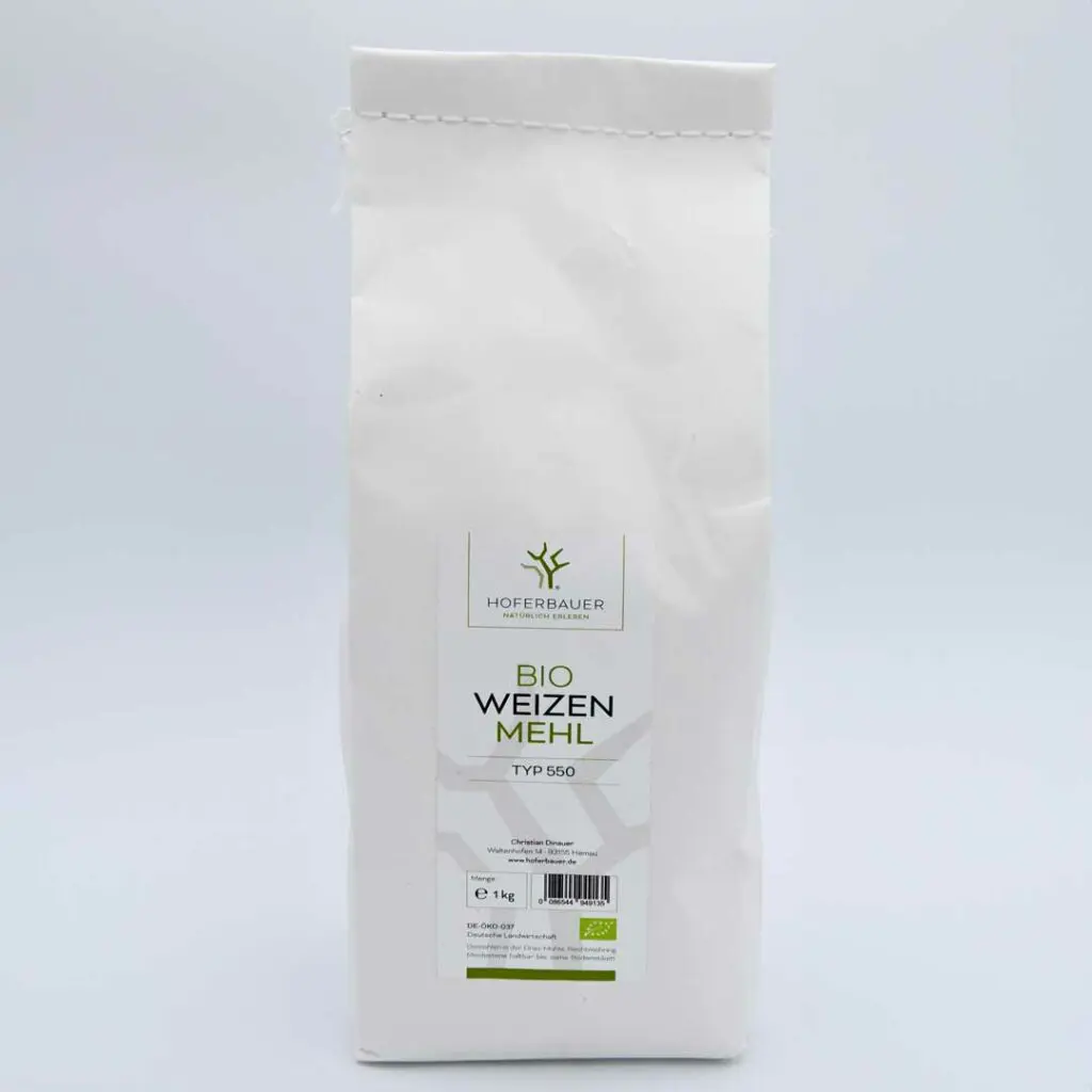 Eine Tüte Bio Weizenmehl in weißer Verpackung
