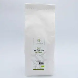Eine Tüte Bio Weizenmehl in weißer Verpackung