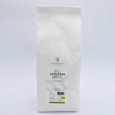 Eine Tüte Bio Weizenmehl in weißer Verpackung