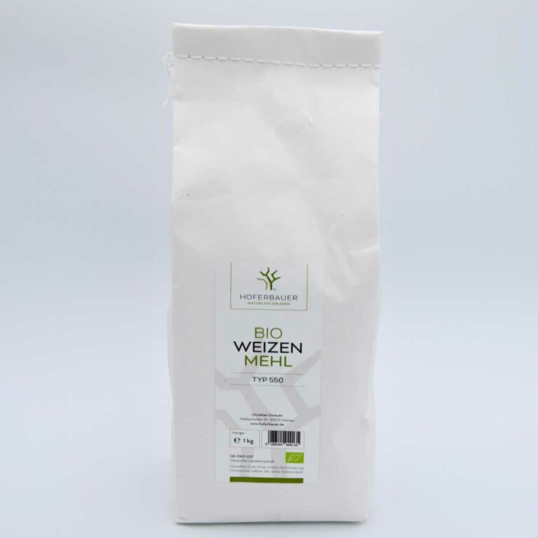 Eine Tüte Bio Weizenmehl in weißer Verpackung