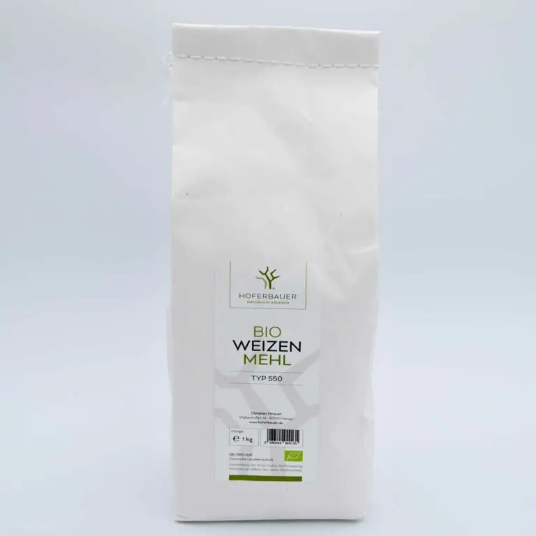 Eine Tüte Bio Weizenmehl in weißer Verpackung