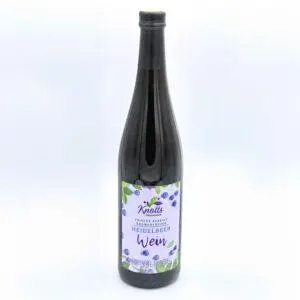 Dunkler Heidelbeerwein in Glasflasche