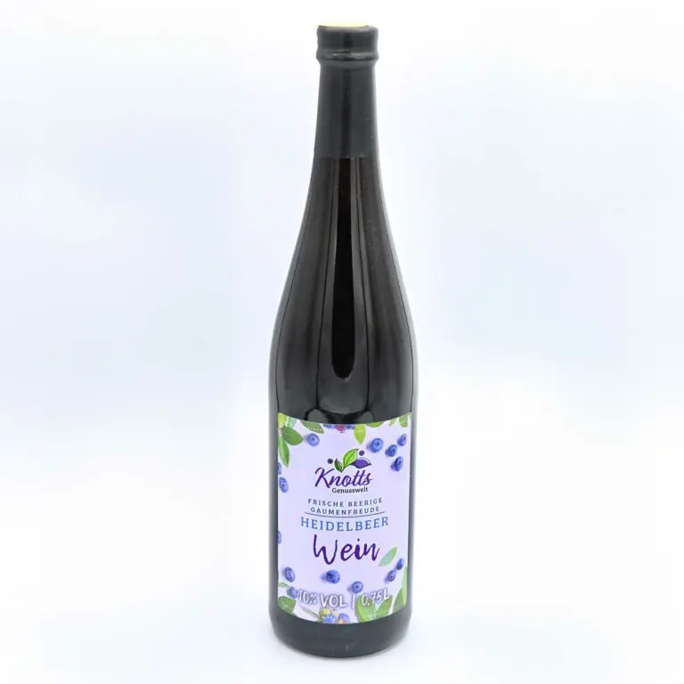 Dunkler Heidelbeerwein in Glasflasche