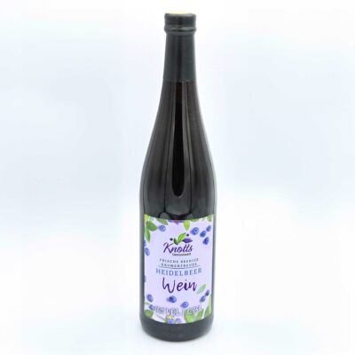 Dunkler Heidelbeerwein in Glasflasche