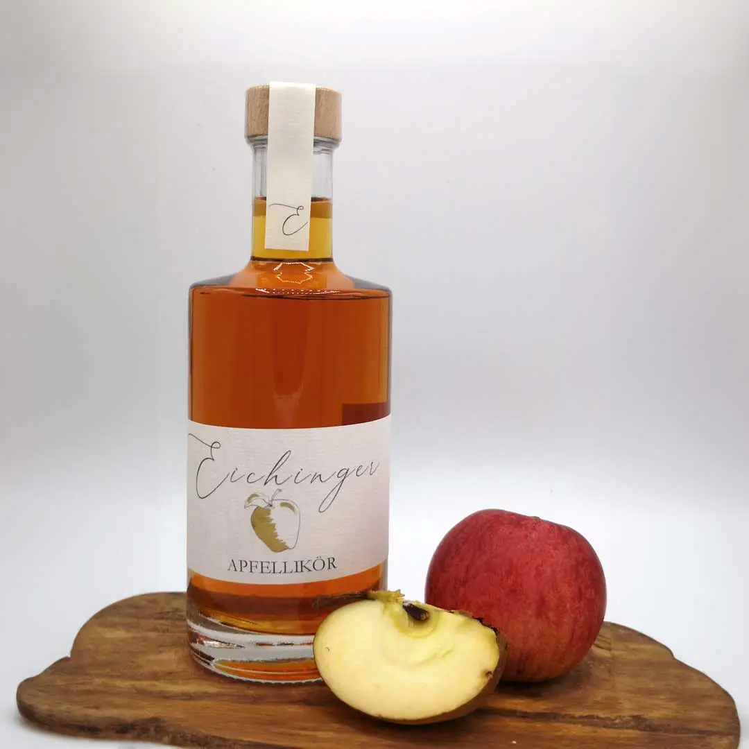 Echinger Apfel-Likör Flasche mit Apfel Holbrett mit Apfellikör und einem frischen aufgeschnittenen Apfel