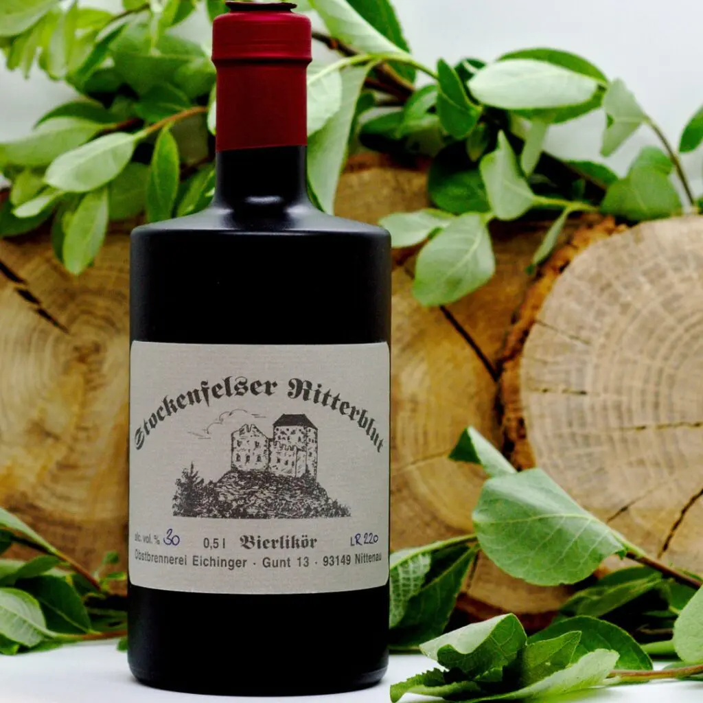 Birlikör auf Baumstämme und Blätterdeko