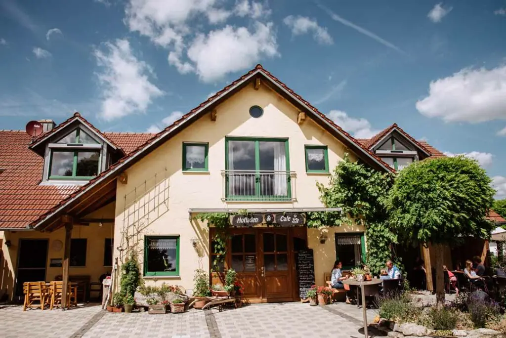 Großer Hoffladen mit Cafe