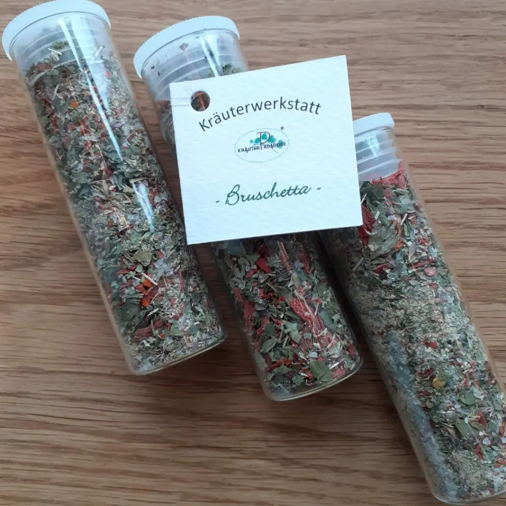 Bruschetta im Glas auf Holzbrett