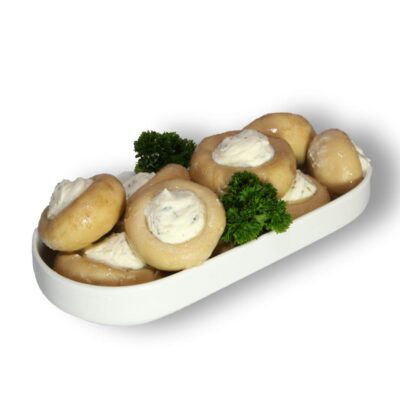 Gefüllte Champignons in Servierschale auf Petersiliengarnitur