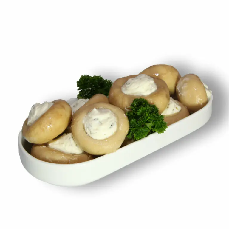 Gefüllte Champignons in Servierschale auf Petersiliengarnitur
