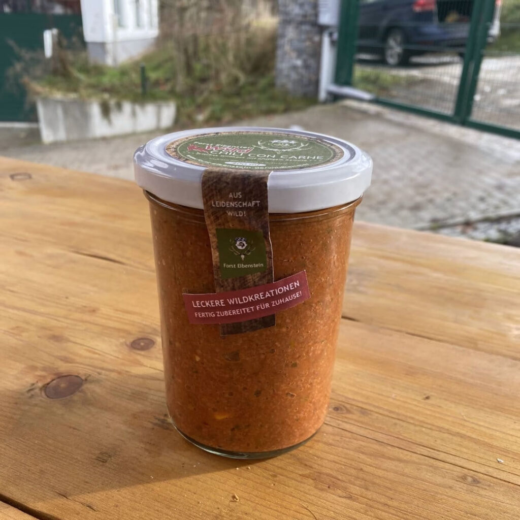 Chili Con Carne im Glas auf Holzbrett