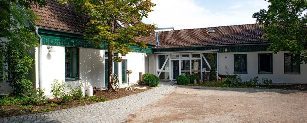 Mein Regionalmarkt großer Hof und Bäume