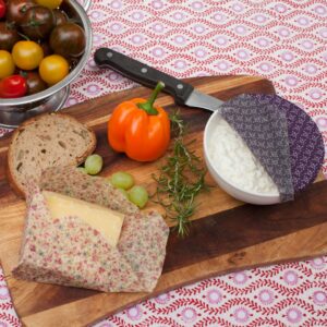 Käse im Frischhaltetuch auf Brotzeitbrett