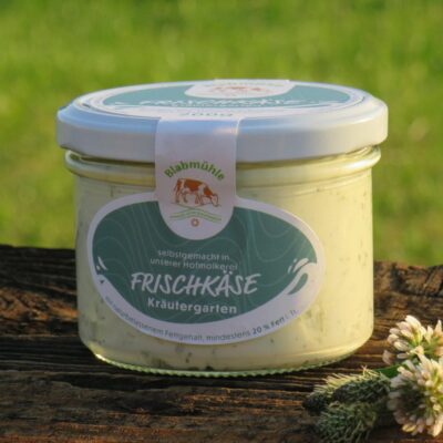 Frischkäse Kräutergarten im Glas auf Holzbrett