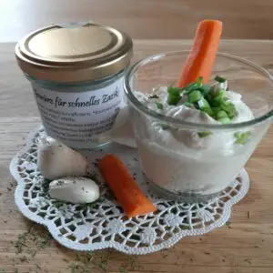 Frisches Zaziki im Glas mit Karotten,Knoblauch und Schnittlauch