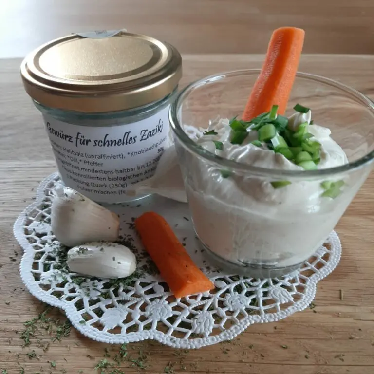 Frisches Zaziki im Glas mit Karotten,Knoblauch und Schnittlauch