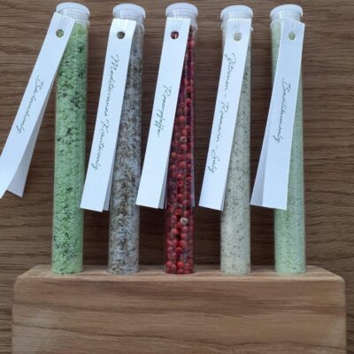 Verschiedene Gewürze im Holzständer