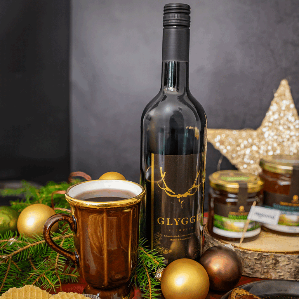 GLYGGE Glühwein Mit Tasse im weihachtlichen Hintergrund