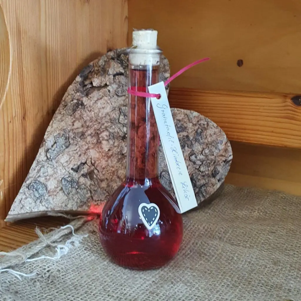 Apfellikör in der Flasche mit Holzherz