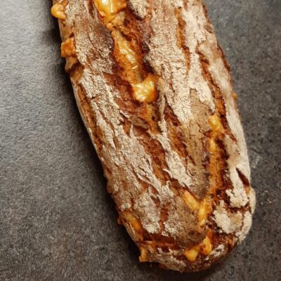Grillbrot lang auf Steinhintergrund