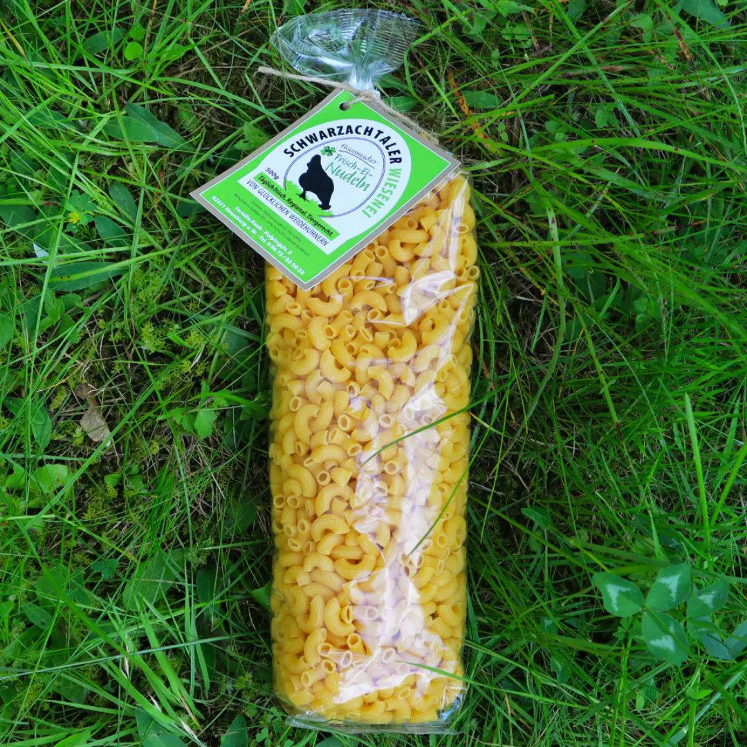 Hörnchennudeln in Folientüte auf grüner Wiese