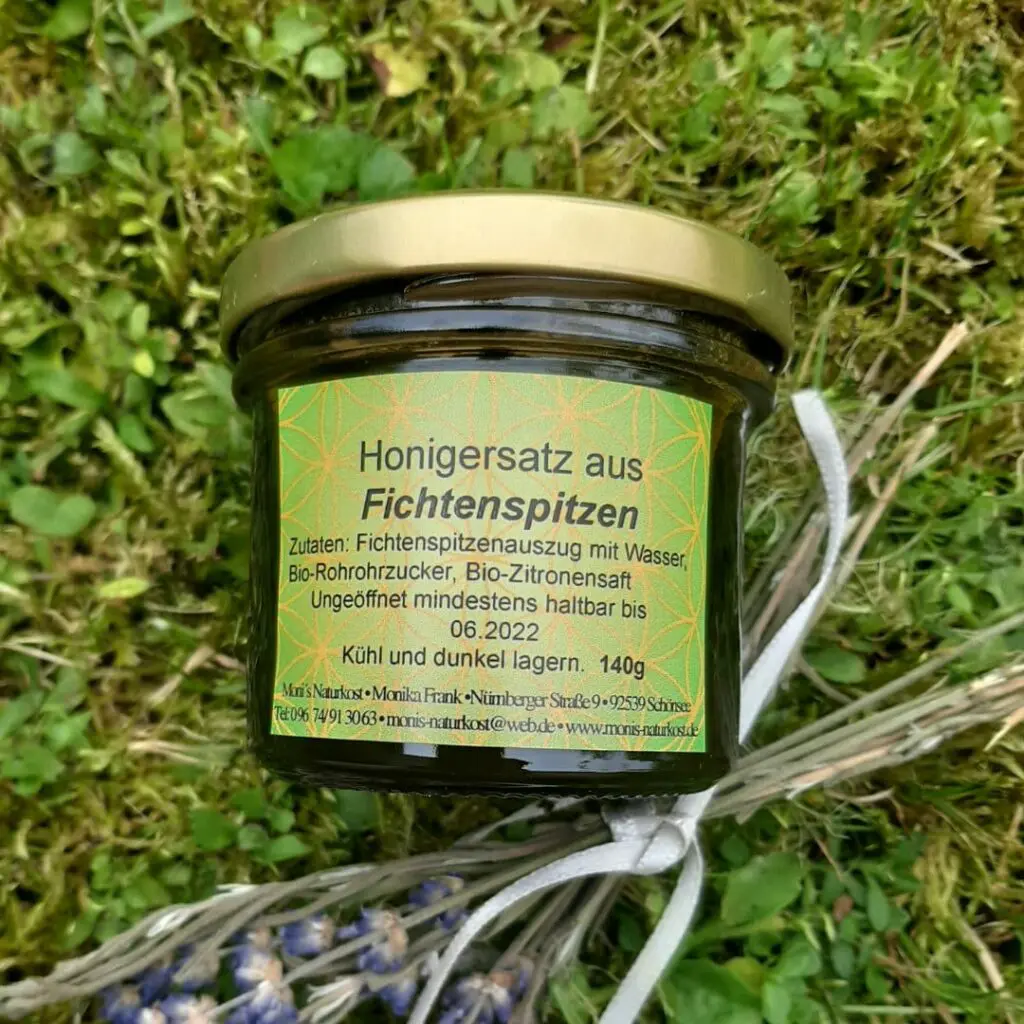 Honigersatz im Glas auf Wiese