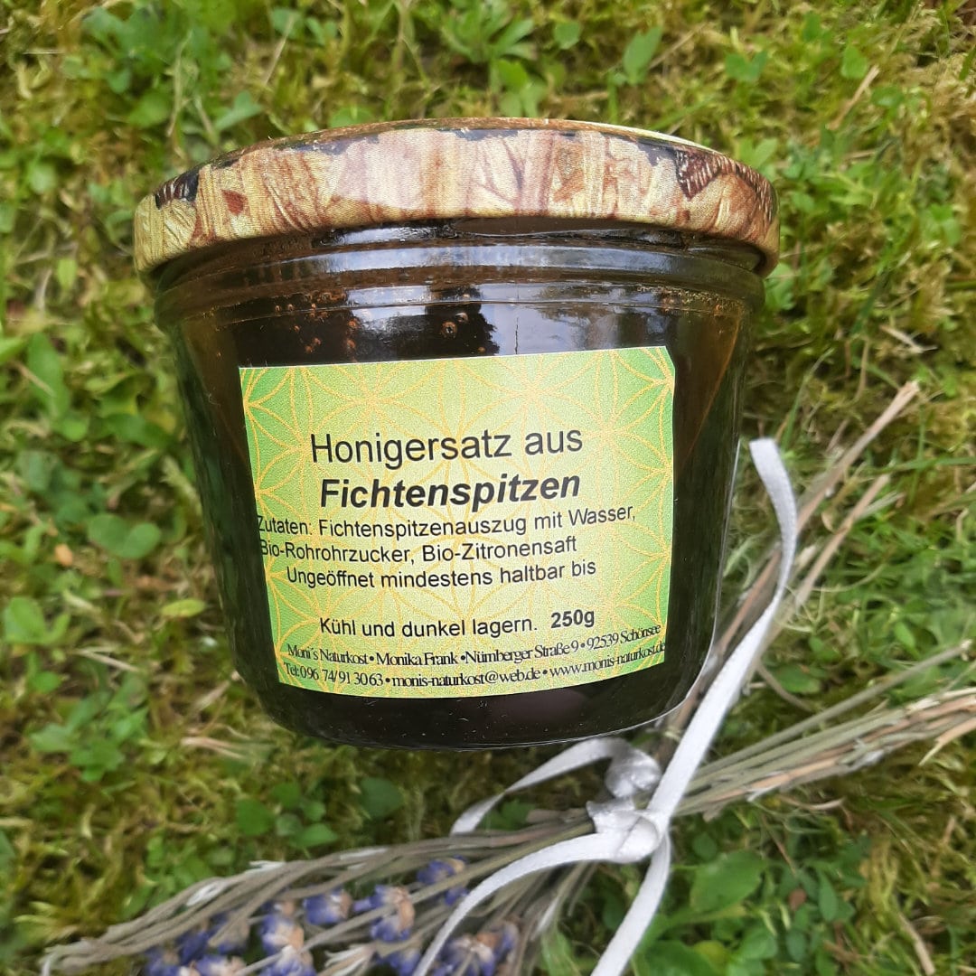 Honigersatz im Glas auf Wiese