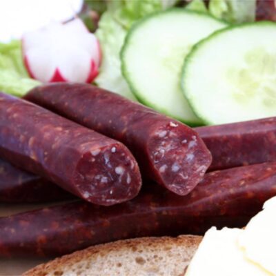 Frische Jägerbeisser auf Salatgarnitur