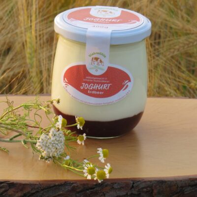 Fruchtjoghurt Erdbeere im Schraubglas auf Holzbrett