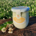 Joghurt Vanille im Schraublas auf Holzbrett