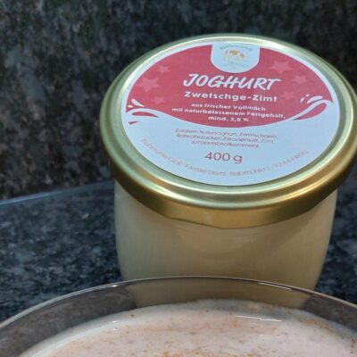 Naturjoghurt Zwetschge-Zimt im Schraublas auf marmoriertem Hintergrund