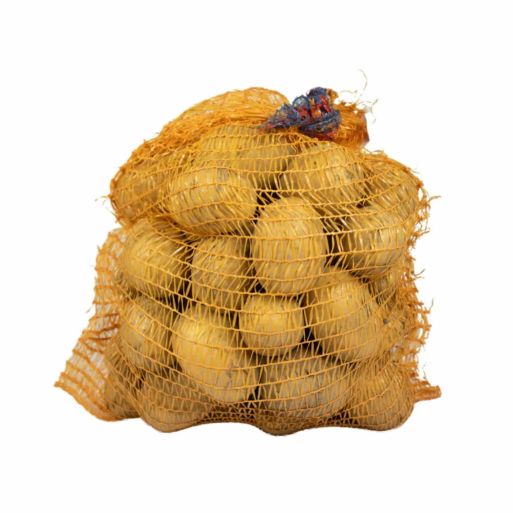 Ein Netz mit Kartoffeln, das in einer gelben Verpackung präsentiert wird.