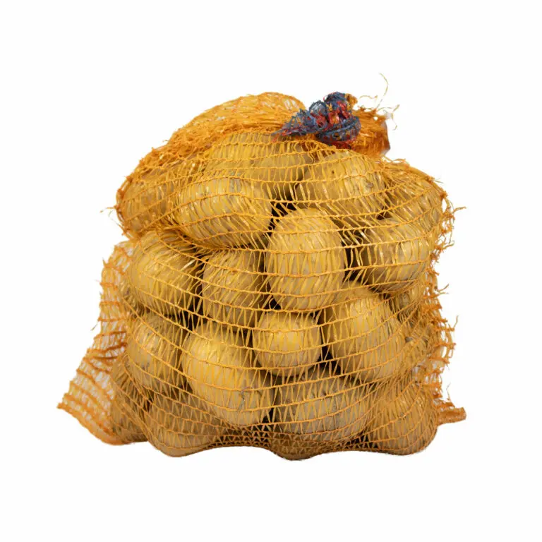 Ein Netz mit Kartoffeln, das in einer gelben Verpackung präsentiert wird.