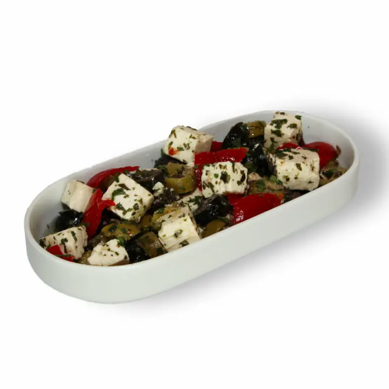 Frischer Hirtensalat in Servierschale mit Oliven