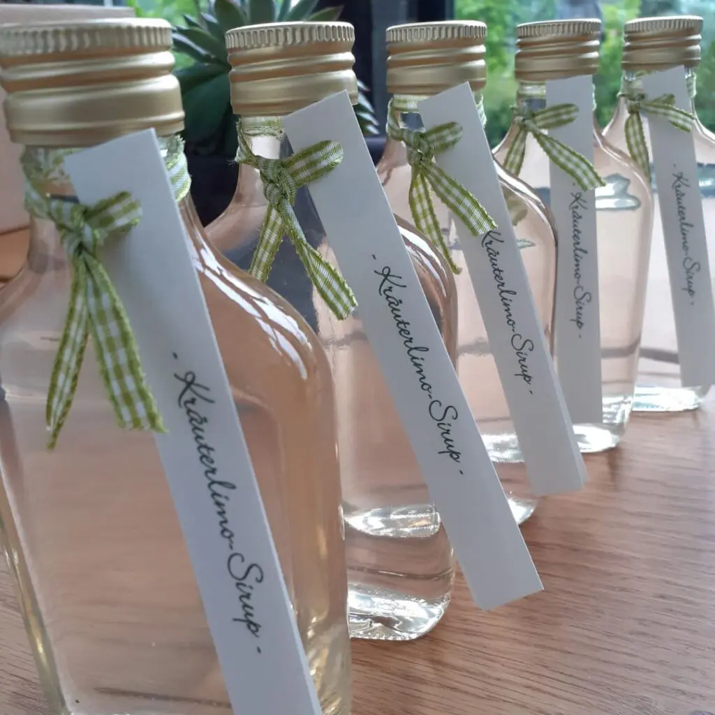 Viele Kräuterlimo im Glas auf Holzbrett