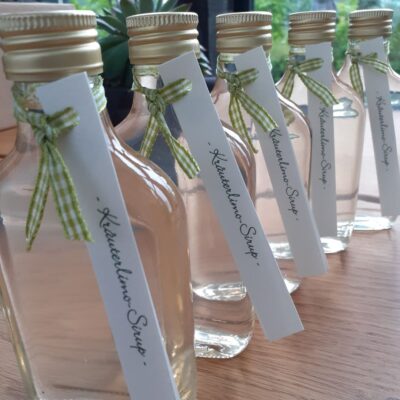 Viele Kräuterlimo im Glas auf Holzbrett