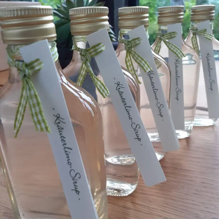 Viele Kräuterlimo im Glas auf Holzbrett