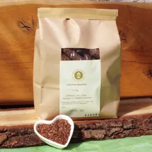 Leinpresskuchen in Papiertüte mit frischen Leinsamen