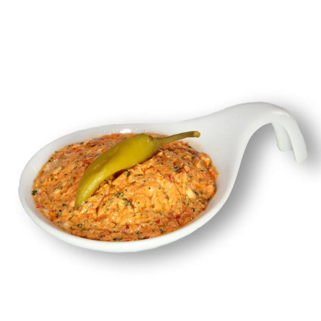 Mediterraner Aufstrich mit Schafskäse Aufstrich mediteran in Servierschale mit Peperonigarnitur