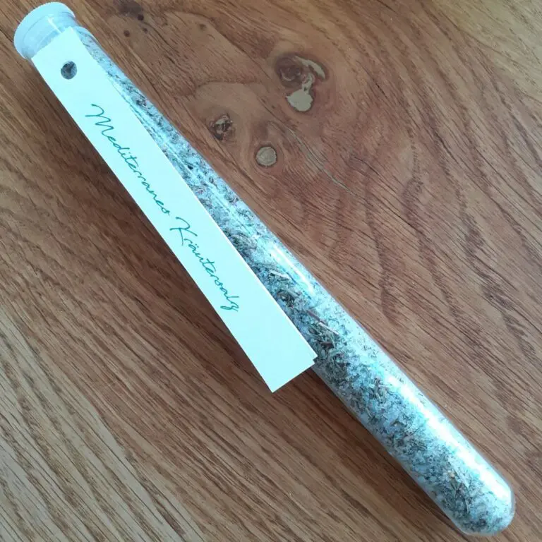 Kräutersalz im Glas auf Holzbrett