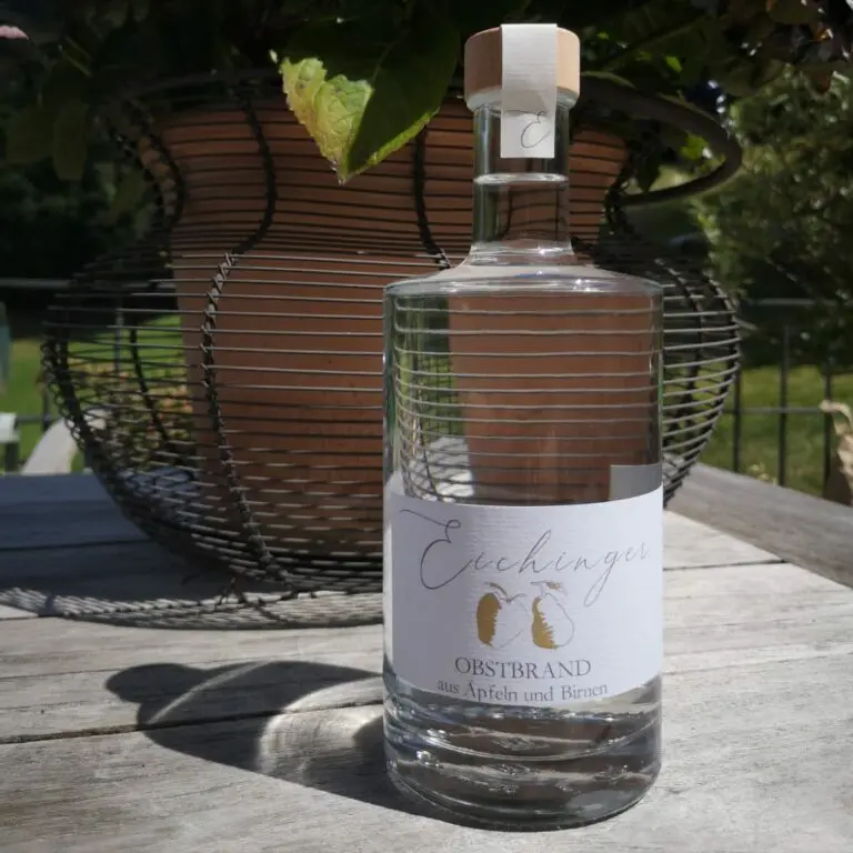 Obstbrand auf Holzbrett