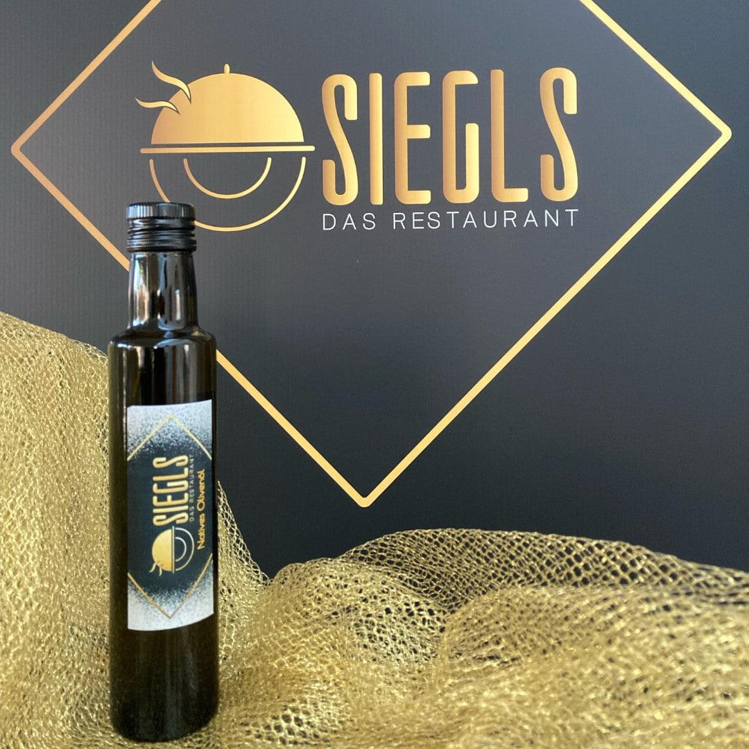 Olivenöl in Glasflasche mit Firmenlogo Siegels